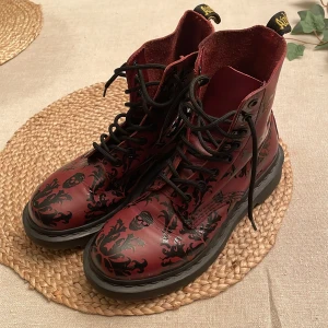 Dr. Martens - Dr. Martens i väldigt fint skick med coola dödskallar som jag tyvärr har vuxit ur:(.