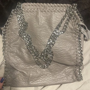 Väska - Superfin Stella McCartney liknande väska från tiamo, sparsamt använd. Perfekt skolväskan🩷