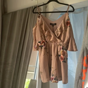 byxdress - säljer nu en byxdress (tror det kallas så) från parisian som jag aldrig använt. lappen är fortfarande kvar vilket syns på sista bilden. köparen står för frakten🥰