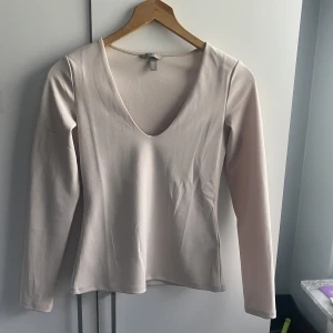 Topp - En beige topp. Använd ca 1-2 ggr. V ringad ❤️