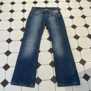 Jeans  - Midjemått tvärs över 36cm innerbenslängd 80cm 