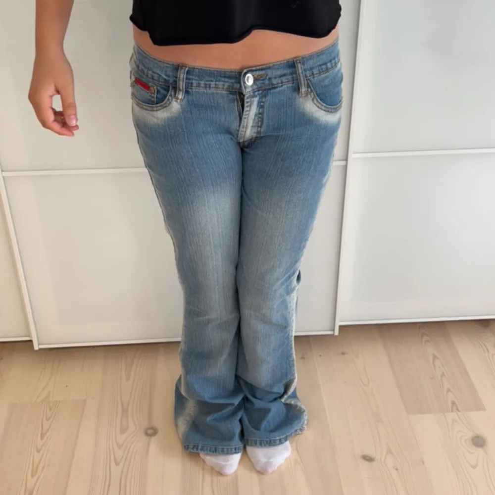 Säljer ljusblåa low waist jeans som passar en storlek s. Jag är 160 och dem är långa på mig.. Jeans & Byxor.
