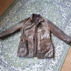Fin skinnjacka - Brun skinnjacka. Bra skick, men en knapp är lite lös.