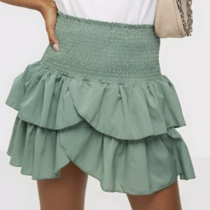 Neo noir kjol - Neo noir kjol använd 1 gång, superfin grön färg💚