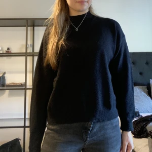 Stickad tröja - Super fin stickad tröja med en liten ”krage” i väldigt bra skick🩷