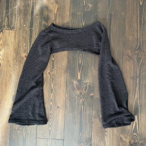 Bolero - Skickar cropat tröja/bolero i bra skicka. Köpt hör på plicke och står inte vart den är i från.
