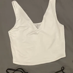 Satin linne - Vit Satin linne från New Yorker. Oanvänd, i storlek S! 💜