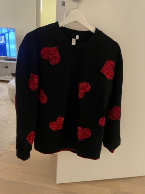 Svart tröja med röda paljetthjärtan från & Other Stories! - Välanvänd men i gott skick! 