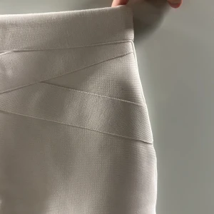 Kjol  - Vit kjol från Bikbok strl s. 