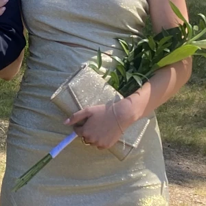 Balväska - Glittrig med lång kedja