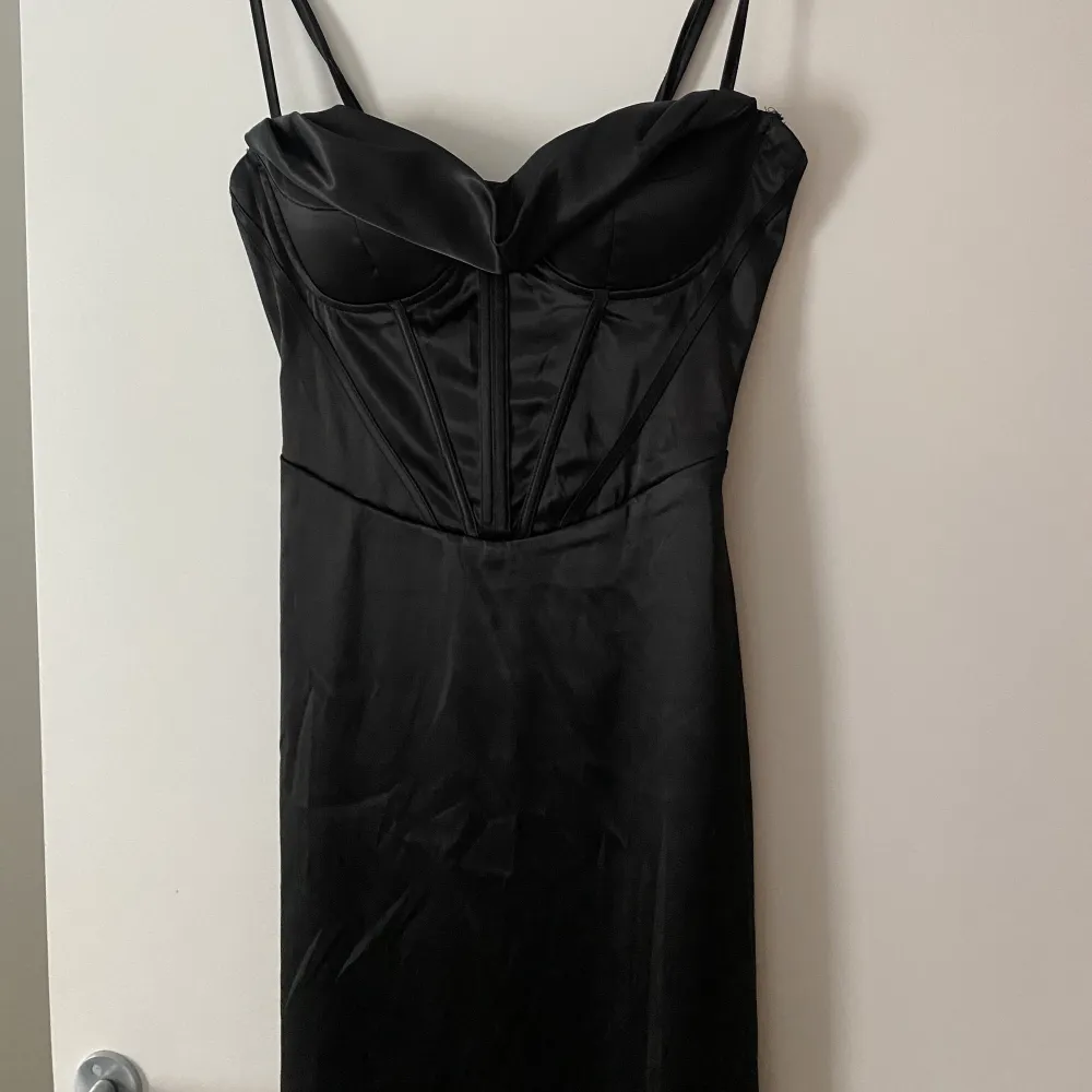 En jätte vacker svart klänning, säljer då den inte kommer till användning, bra skick då den är oanvänd. Pris kan diskuteras. Klänningar.