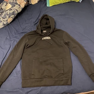 Hoodrich dress svart - Jag säljer en hel svart hoodrich dress med vit tryck. Den har storlek S och är använd några gånger, jätte små repor på vissa ställen men inget man märker. Har växt ur den och har tänkt sälja. Säljer hoddien och byxorna tillsammans.