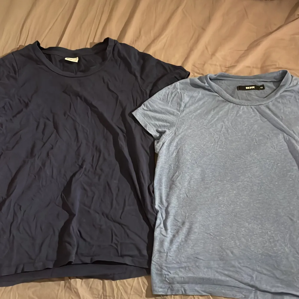 Säljer dessa två t-shirts. Använda men i gott skick. Den mörka är från Gina Tricot och den ljusa är från BikBok. Båda är i storlek XS. Önskas fler bilder, eller om du bara vill ha en utav dom, hör av dig :) Säljer för 60, eller 30kr/st <3. T-shirts.