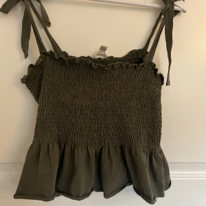 Topp - Grön jättesöt topp från H&m i strlk M men passar mig som har s/m