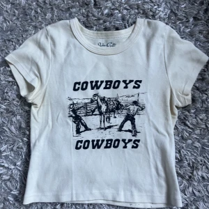 Brandy melville topp - Säljer denna toppen från brandy melville. Går bra att klicka på köp nu😊.