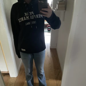 hoodie  - säljer den här peak performance hoodien då den aldrig använts (va jag vet) så den är i väldigt bra skick, ungefär som ny 