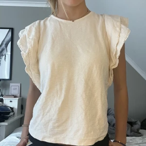 Blus med volanger - Säljer min beiga blus/topp från lindex "Holly and white" kollektion. Bra skick❤️ Skrev för fler bilder/frågor. Pris kan diskuteras beroende på intresset!