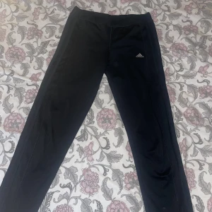 Adidas tights - Använt några gånger men i bra skick. Är 160 och dem passar mig. ( kom privat om det behövs fler bilder )