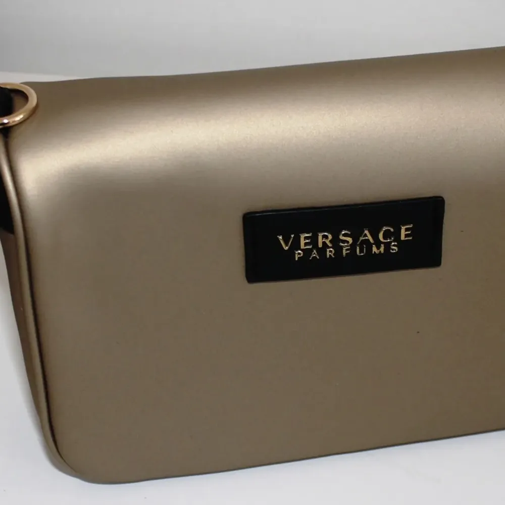 Säljer denna super söta Versace väska🌸🌼Aldrig använd helt ny, skriv för fler bilder! 100% äkta. Väskor.