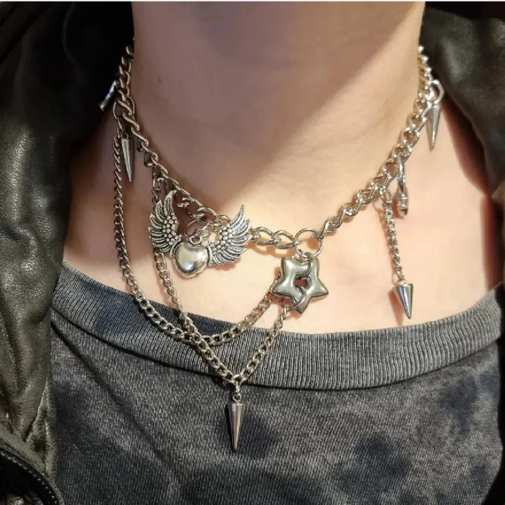 Handgjort unik  halsband och exklusiv design🖤Följ :@ekjewelryofficial🤲  🔗⛓️Gjord i bra kvalitet💎Material- rostfritt stål och zinklegeringar. Längd: 36cm. Halsband inte vatten och är känsliga mot fukt. . Accessoarer.