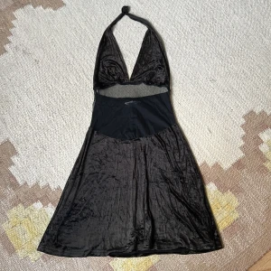 Klänning - Vintage klänning/nattlinne i samet, fäst med en säkerhets nål i nacken för att ändra längden🖤