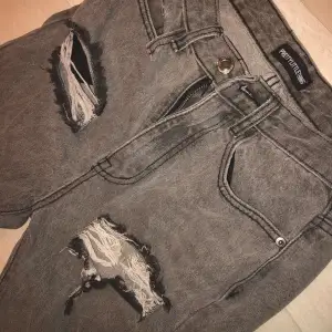 Ett par skitsnygga gråa jeans från prettylittlething. Knappt använda och tyvärr inte min stil längre.🤍
