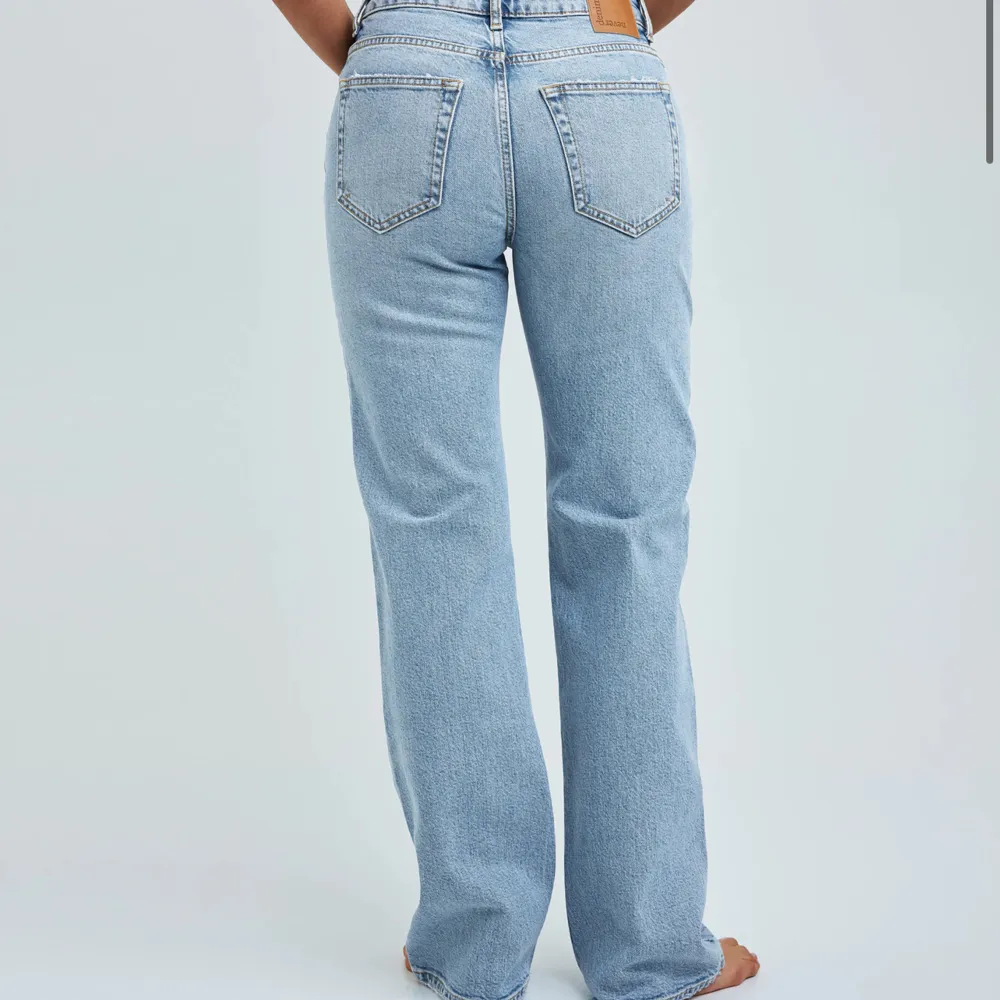 Säljer dessa jeansen som är helt oanvända 🤍Storlek M 🤍 Nypris 699. Jeans & Byxor.