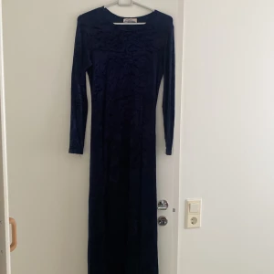 Sammets klänning - Sammets klänning, ok skick, tyget är lite urtvättat