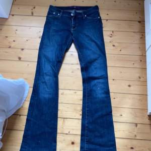 Bootcut Jeans från Victoria Beckman,ägts av min mamma innan och finns inte kvar i sortimentet❤️Skriv om nu undra något mer Nypris ca 1500 I bra skick,förutom lappen på insidan där bak som har lossnat på ena sidan