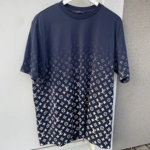 Louis Vuitton Gradient T-shirt - Säljer en Louis Vuitton Gradient T-shirt i Navy. Cond 9/10, inga tecken på användning. Storlek S men passar som en M. Köpt i LV butiken i Köpenhamn 2022, medföljer kvitto på detta