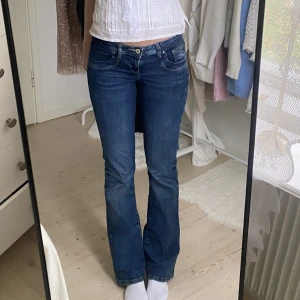 Ltb valerie lågmidjad - Mörkblå jeans från Ltb modell valerie. Köpta för två år sen och säljer då de inte används, jag är 178cm lång och de går till marken på mig. Har lagt i resår i midjan, men den är ej fastsydd. De är helt slutsålda i flera storlekar. I nyskick!