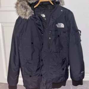 North Face Gotham Jacka - North Face Gotham vinterjacka. Säljer för att jag bytt jacka då jag var mer intresserad av en annan. Nypris 5500kr Päls går att ta av