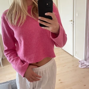 Långarmad rosa tröja - Fin rosa tröja från zara, ribbat material använd fåtal gånger!