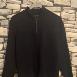 Halt-zip - Tja! Säljer min mörblåa half-zip från Arket. Skicket är 9/10 endast använd ett fåtal gånger. Skriv om du har några funderingar.(Nypris:900kr)