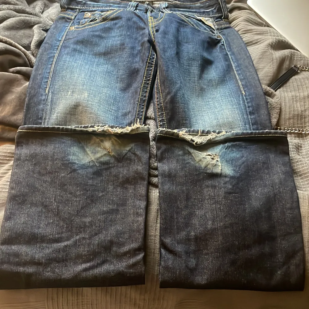 Säljer detta jeans men den ända skadan är längst ner där det har gåtts mycket på.. Jeans & Byxor.
