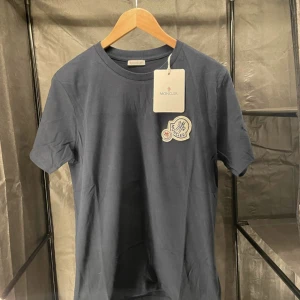Moncler tshirt  - Helt ny Moncler tshirt i storlek S