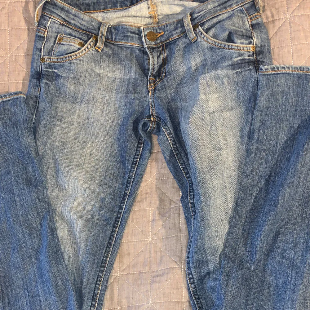 Säljer mina lågmidjade lee jeans dom är köpta på Plick men är i fint stick.💕Storlek W26 L33. Säljer pga av att dom inte kommer till användning.💕Anävnda ca 1 gång men är begagnade.💗. Jeans & Byxor.