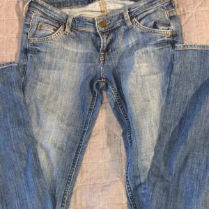 Säljer mina lågmidjade lee jeans dom är köpta på Plick men är i fint stick.💕Storlek W26 L33. Säljer pga av att dom inte kommer till användning.💕Anävnda ca 1 gång men är begagnade.💗