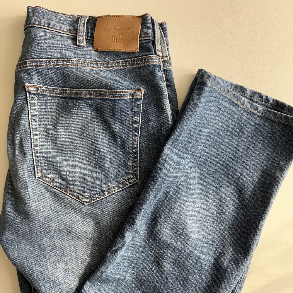 Jeans från GANT | Köpta secondhand, sparsamt använda i gott skick | Herrmodell regular straight W32/L34 | Jag är 177cm . Jeans & Byxor.