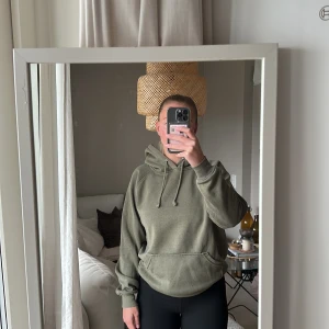 Grön hoodie från BIKBOK - Grön hoodie från BIKBOK. Lite nopprig, därav priset. 