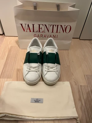 Valentinos  - Valentino skor, säljer mina valentino då jag trodde jag skulle använt dom mer än vad jag har gjort. Dom är i strålande skick då jag inte använt dom så mycket och tagit väldigt bra hand om dom. Pris kan diskuteras vid snabb affär. (Utan kartong)