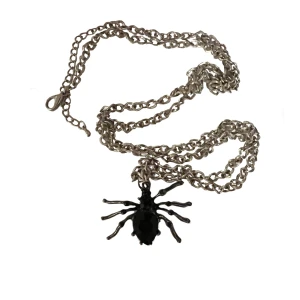 halsband med spindel - extremt långt halsband med spindel (går ner till naveln ungefär). tyvärr har ett ben gått av