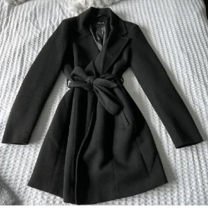 Kappa - En snygg kappa från vero Moda, inga defekter alls! Egna bilder privat 😊 Pris diskuteras vid snabbaffär 🥰