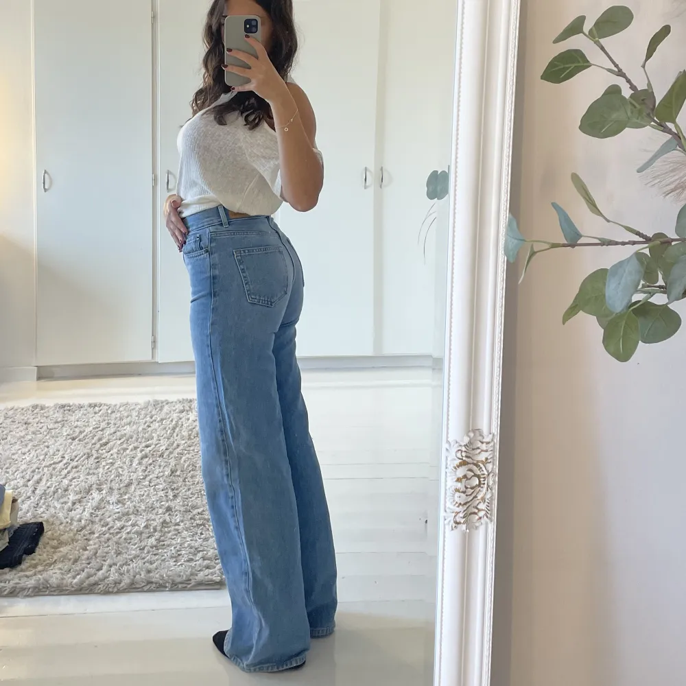 Otroligt fina jeans, mid/highwaist. Aldrig använda, skriv vid intresse ✨🤍. Farkut & Housut.