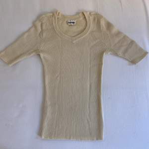 Super snygg stickad beige/vit vintage topp. Super bra skick, ett hål som knappt syns. 