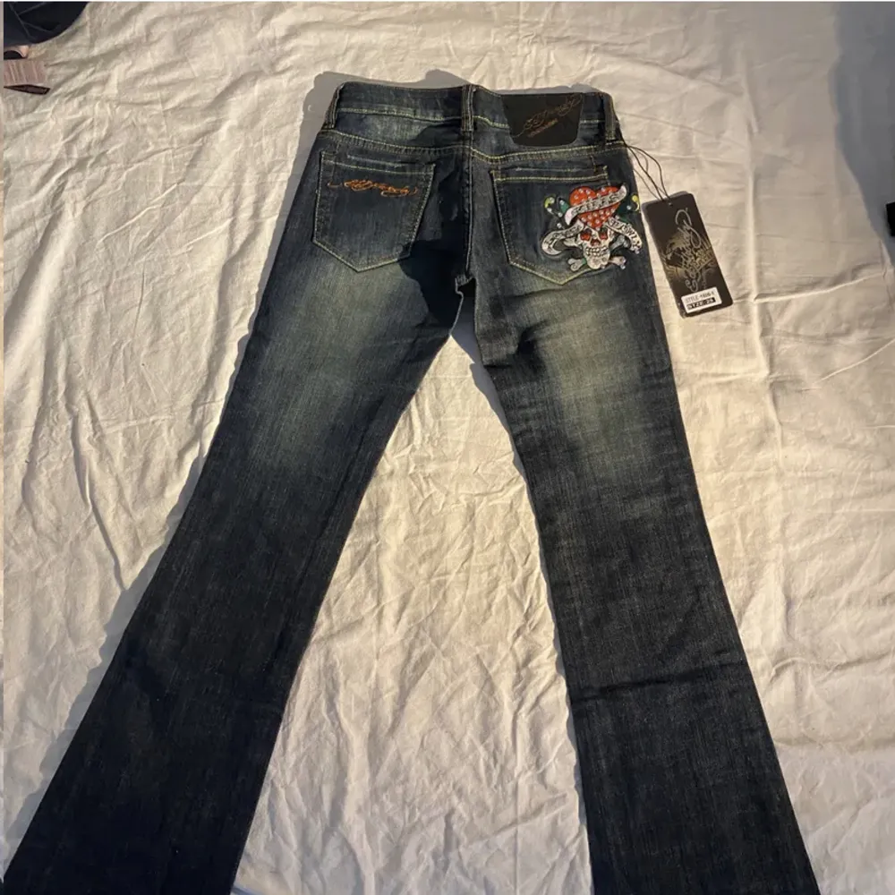 Vintage ed Hardy jeans från min mamma❤️🖤med detalj. Jeans & Byxor.