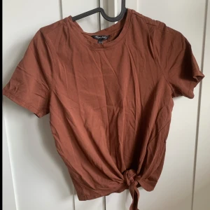 T-shirt  - T-shirt med knytning