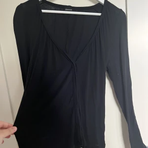 Tröja  - En superfin svart tröja med detalj i mitten💗köpt secondhand men i bra skick! Den är lite genomskinlig. Det står ingen storlek men skulle gissa L-XL!! 