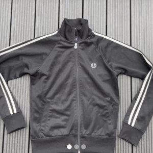 Fred Perry kofta  - Kofta från fred Perry i storlek 36. Säljer då jag har två! 