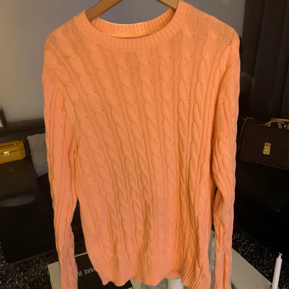 Stickad tröja i färgen orange. Nyskick. Tröjor & Koftor.